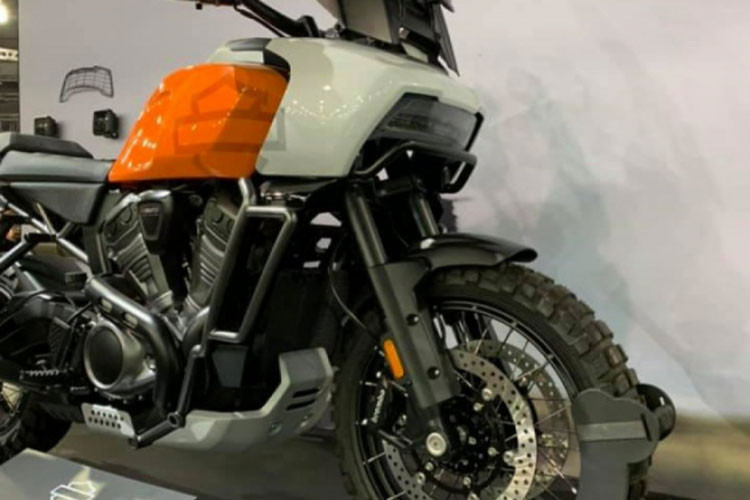 Harley-Davidson Pan America 2021 mới là sản phẩm hoàn toàn mới của hãng xe Mỹ, đồng thời được xem là nỗ lực của hãng nhằm cứu vãn tình hình kinh doanh không mấy khả quan ở mảng xe cruiser. Như đã nêu ở trên, H-D Pan America sẽ được bán ra gồm hai phiên bản, khác nhau ở trang bị khi bản đặc biệt Pan America Special sử dụng hệ thống treo điện tử bán chủ động.