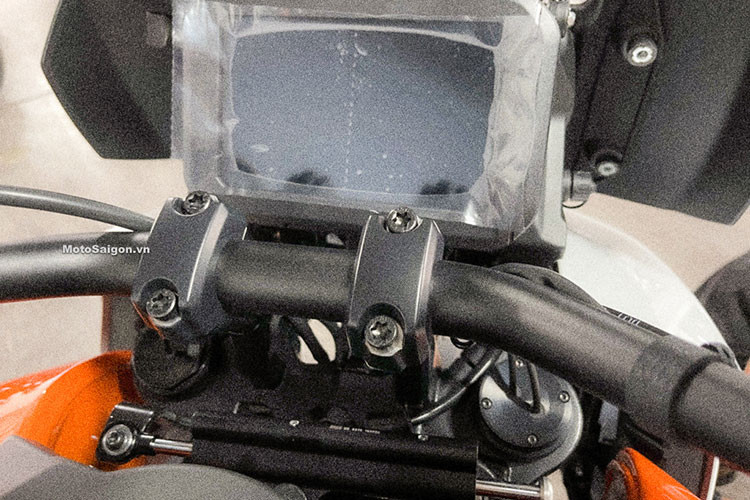 Các thông số của xe được hiển thị một cách rõ ràng trên màn hình màu TFT kích thước 6,8 inch, tích hợp kết nối Bluetooth. Hệ thống chiếu sáng của xe gồm đèn pha, đèn hậu và đèn xinhan đều ứng dụng công nghệ LED hiện đại, ngoài ra xe còn được tích hợp thêm đèn liếc hỗ trợ vào cua. Bình xăng của mẫu xe này có dung tích lên đến 21 lít, đủ để đáp ứng các chuyến đi khoảng 350 km.