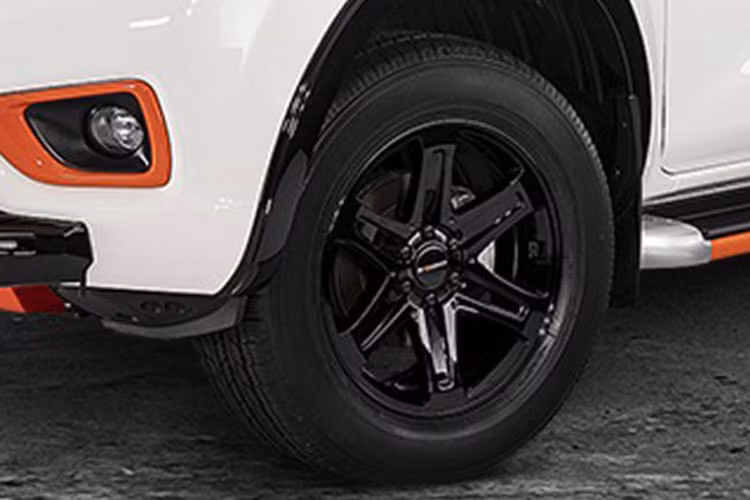 Tại thị trường Philippines, mẫu xe bán tải Navara N-Warrior mới này sẽ chỉ có hai màu bao gồm: Trắng (Alpine White) và Bạc (Brilliant Silver).