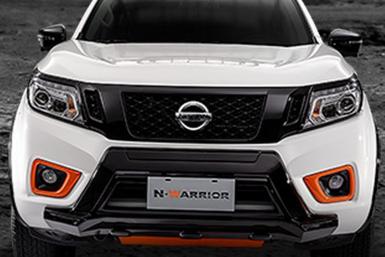 Ngoài ra, các hốc bánh, cụm lưới tản nhiệt V-Motions, ốp gương chiếu hậu, tay nắm cửa, viền cửa sổ,... đều mang màu đen bóng mạnh mẽ.