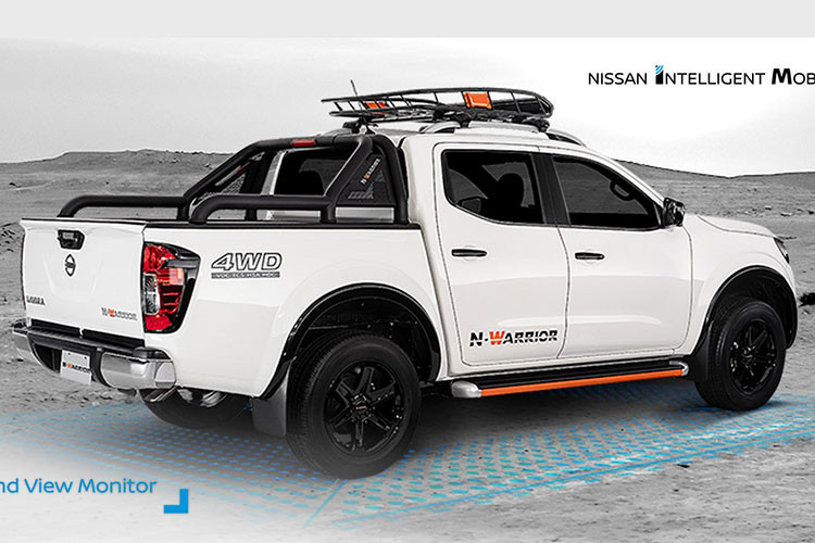 Về ngoại thất, Navara N-Warrior Edition 2019 khác biệt với các phiên bản thông thường bởi những điểm nổi bật bên ngoài như tem ‘’N-WARRIOR’’ ở nắp thùng sau và bên hông, các chi tiết sơn màu cam ở phần đầu xe, ở ngay cụm đèn sương mù và bên dưới cản phía trước, tại bệ bước.
