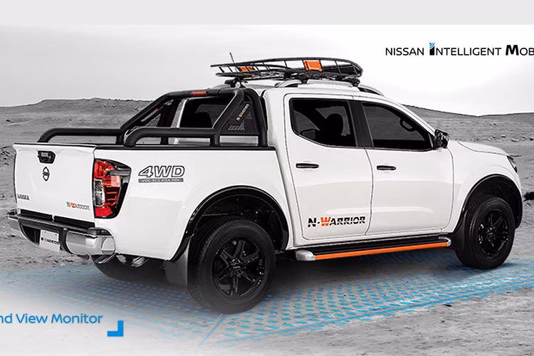 Về ngoại thất, Navara N-Warrior Edition 2019 khác biệt với các phiên bản thông thường bởi những điểm nổi bật bên ngoài như tem ‘’N-WARRIOR’’ ở nắp thùng sau và bên hông, các chi tiết sơn màu cam ở phần đầu xe, ở ngay cụm đèn sương mù và bên dưới cản phía trước, tại bệ bước.