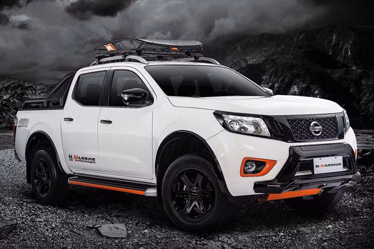 Tại thị trường Philippines, giá xe Nissan Navara N-Warrior 2019 khởi điểm từ 1.249.000 php (tương đương 556 triệu đồng) cho phiên bản 4x2 EL 6MT và 1.309.000 php (khoảng 583 triệu đồng) cho 4x2 EL 7AT và 1.629.000 php (726 triệu đồng) cho phiên bản 4x4 VL 7AT. Trong tất cả các biến thể, thanh giằng ở thùng và giá nóc là tùy chọn.