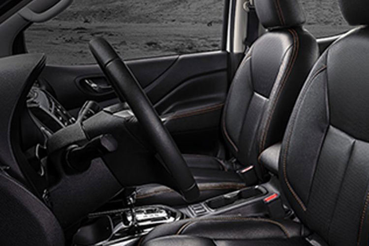 Bên trong nội thất, Navara N-Warrior Edition được trang bị ghế ngồi bọc da với chỉ khâu màu cam cũng như các chi tiết giả sợi carbon thể thao. Về mặt an toàn, cả hai biến thể 4x2 và 4x4 của Navara N-Warrior Edition đều trang bị tiêu chuẩn 02 túi khí SRS kép ở phía trước và hệ thống chống bó cứng phanh ABS.
