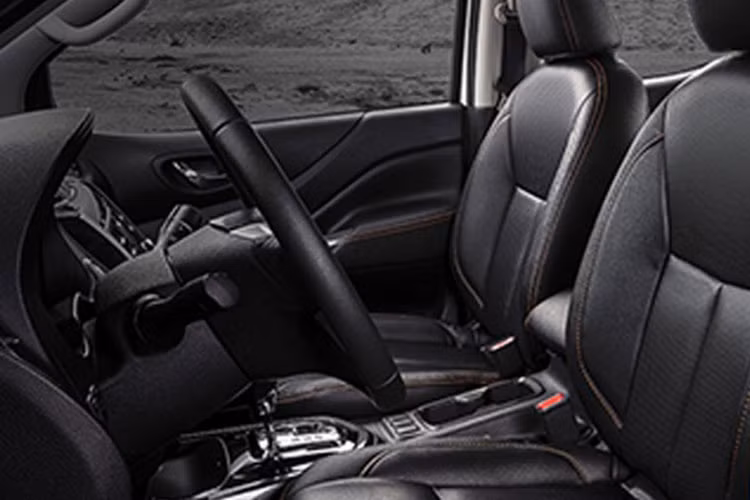 Bên trong nội thất, Navara N-Warrior Edition được trang bị ghế ngồi bọc da với chỉ khâu màu cam cũng như các chi tiết giả sợi carbon thể thao. Về mặt an toàn, cả hai biến thể 4x2 và 4x4 của Navara N-Warrior Edition đều trang bị tiêu chuẩn 02 túi khí SRS kép ở phía trước và hệ thống chống bó cứng phanh ABS.