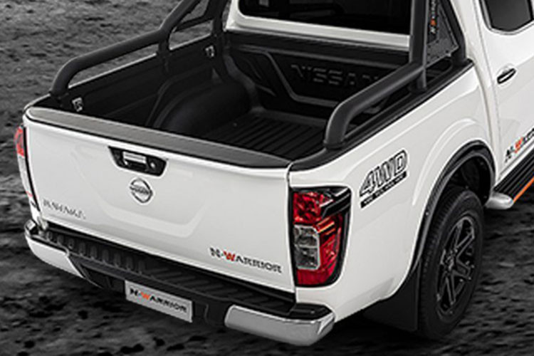 Bên cạnh đó, mẫu xe bán tải Nissan Navara N-Warrior 2019 cũng sử dụng bộ mâm hợp kim 6 chấu có thiết kế mới đi cùng với bộ lốp với thông số 255/60R18 và thanh giằng thể thao ở thùng sau.