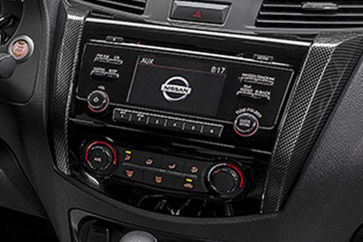 Tuy nhiên, chỉ có bản Nissan Navara N-Warrior 4x4 có hệ thống kiểm soát cân bằng động tích hợp hỗ trợ khởi hành ngang dốc và hỗ trợ xuống dốc. Tất cả các biến thể đều có hệ thống camera 360 độ quan sát xung quanh xe (AVM - Around View Monitor).