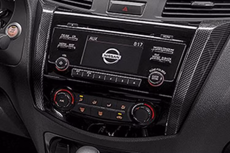 Tuy nhiên, chỉ có bản Nissan Navara N-Warrior 4x4 có hệ thống kiểm soát cân bằng động tích hợp hỗ trợ khởi hành ngang dốc và hỗ trợ xuống dốc. Tất cả các biến thể đều có hệ thống camera 360 độ quan sát xung quanh xe (AVM - Around View Monitor).