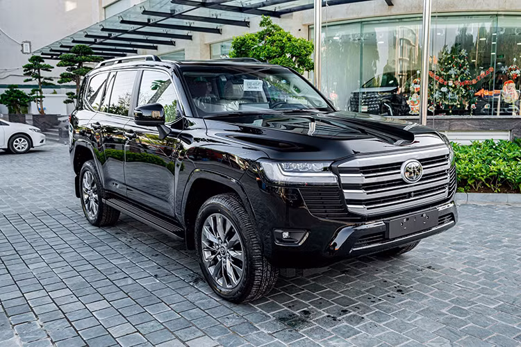 Trong cả năm 2023, hãng Toyota đã bán được tổng cộng 202 chiếc Land Cruiser 300 Series cho khách hàng Việt Nam. Con số này không hẳn là cao nhưng vẫn khá ấn tượng với một mẫu SUV có giá trên 4 tỷ động, cộng thêm "tiền lạc" cao ngất ngưởng tại đại lý.