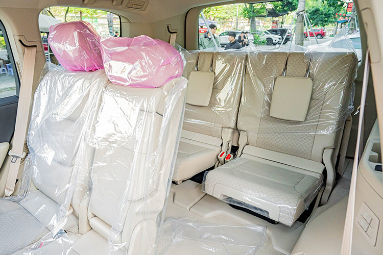 Ngoài ra, xe còn có gói công nghệ an toàn chủ động Toyota Safety Sense với những tính năng như cảnh báo điểm mù, cảnh báo phương tiện cắt ngang phía sau, cảnh báo va chạm sớm, kiểm soát hành trình chủ động, hỗ trợ giữ làn đường và điều chỉnh đèn chiếu xa tự động.