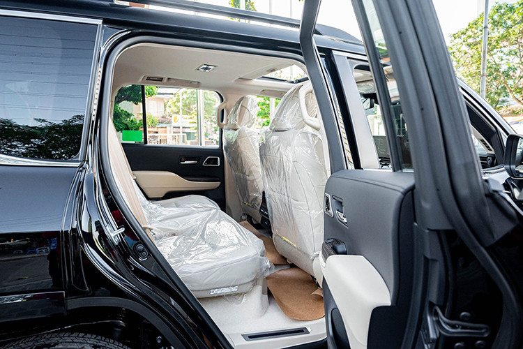 Xe còn có cửa sổ trời, gương chiếu hậu chống chói tự động tràn viền, phanh đỗ xe điện tử, ghế lái chỉnh điện 10 hướng, ghế phụ chỉnh điện 8 hướng, cốp đóng/mở điện tích hợp “đá cốp” rảnh tay và hệ thống chống ồn chủ động.