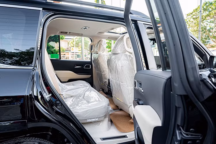 Xe còn có cửa sổ trời, gương chiếu hậu chống chói tự động tràn viền, phanh đỗ xe điện tử, ghế lái chỉnh điện 10 hướng, ghế phụ chỉnh điện 8 hướng, cốp đóng/mở điện tích hợp “đá cốp” rảnh tay và hệ thống chống ồn chủ động.