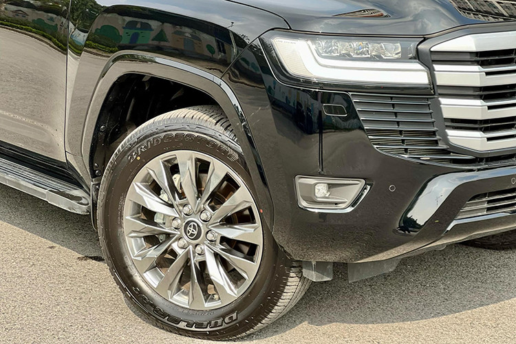 Mẫu xe Toyota Land Cruiser 300 Series thế hệ mới ra mắt thị trường Việt Nam vào hồi tháng 7/2021. Kể từ đó đến nay, mẫu xe này đã 3 lần được điều chỉnh giá bán, từ 4,06 tỷ lên 4,286 tỷ đồng. Trong năm 2023, mẫu xe này từng được nâng cấp nhẹ với vành la-zăng 20 inch mới thay cho loại 18 inch cũ. 