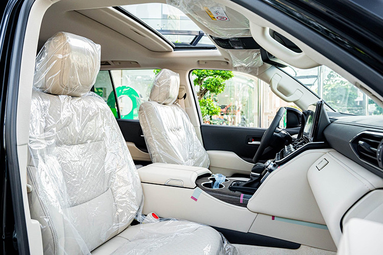 Những trang bị còn lại của Toyota Land Cruiser 300 Series không có gì khác trước như đèn pha LED, bảng đồng hồ kết hợp analogue với màn hình đa thông tin 7 inch, màn hình cảm ứng trung tâm 12,3 inch, sưởi vô lăng, dàn âm thanh JBL 14 loa,...