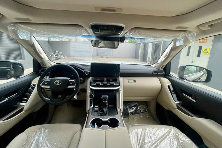 Bên cạnh đó là hệ thống điều hòa có ion âm và màn hình hiển thị thông tin kính HUD mới. Ngoài ra, Toyota Land Cruiser 300 Series còn được bổ sung hệ thống phanh an toàn khi đỗ xe. Đồng thời, thời gian bảo hành của xe cũng được nâng lên 5 năm hoặc 150.000 km, tùy theo điều kiện nào đến trước.