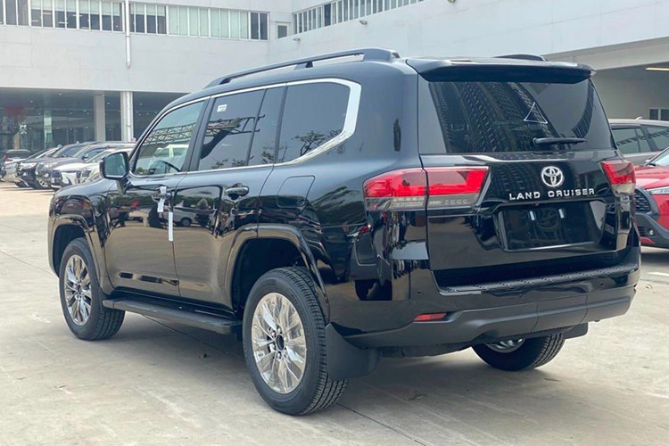 Tuy nhiên, đây chưa phải là mức "lạc" cao nhất của mẫu SUV Nhật Bản này. Vào thời điểm cuối năm 2022, do khan hàng nên Toyota Land Cruiser 300 Series từng được đại lý bán với mức chênh gần 2 tỷ đồng. Do đó, mẫu xe này còn được gọi là "vua kèm lạc" tại thị trường Việt Nam.