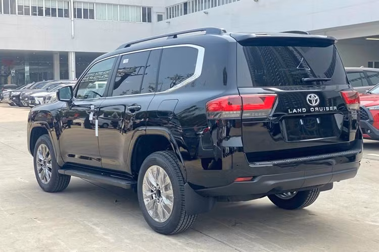 Tuy nhiên, đây chưa phải là mức "lạc" cao nhất của mẫu SUV Nhật Bản này. Vào thời điểm cuối năm 2022, do khan hàng nên Toyota Land Cruiser 300 Series từng được đại lý bán với mức chênh gần 2 tỷ đồng. Do đó, mẫu xe này còn được gọi là "vua kèm lạc" tại thị trường Việt Nam.
