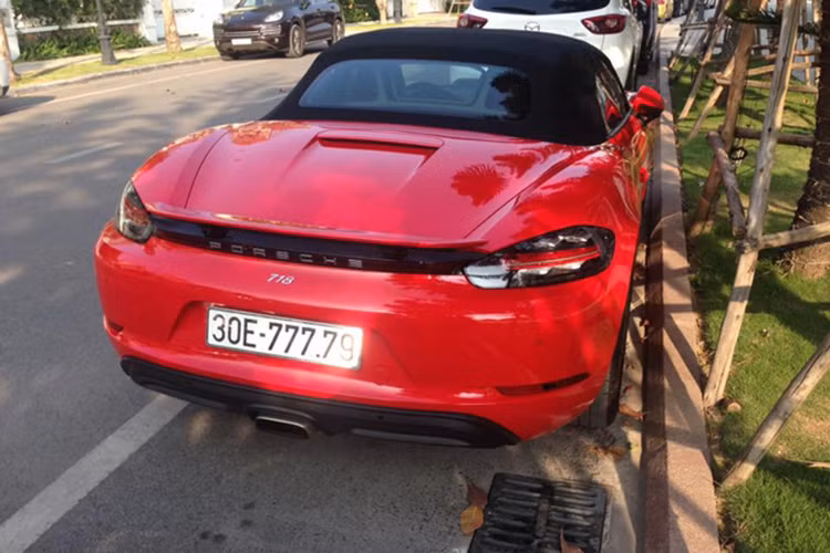 Trang bị an toàn theo xe gồm chống cứng bó phanh ABS, cân bằng điện tử, cảnh báo làn đường, hỗ trợ lên dốc... Tại thị trường Việt Nam, Porsche 718 Boxster có giá chính hãng cho bản tiêu chuẩn là 3,67 tỷ đồng, trong khi phiên bản S có giá đến 4,57 tỷ đồng.