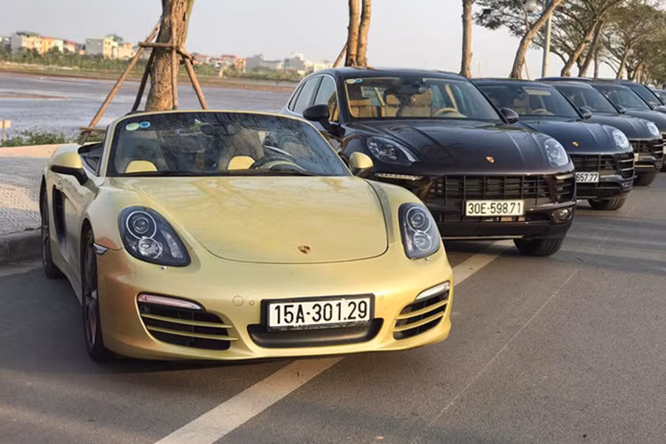 Một chiếc Boxster S mang biển kiểm soát Hải Phòng cũng có mặt tại đây. Ngoài ra, dàn SUV thể thao cỡ nhỏ Porsche Macan với màu đen đồng đều nhau cũng thu hút được ánh nhìn của những người đi qua. Đó là còn chưa kể đến 2 kẻ "ngoại đạo" là Mercedes-Benz và Nissan 370Z.