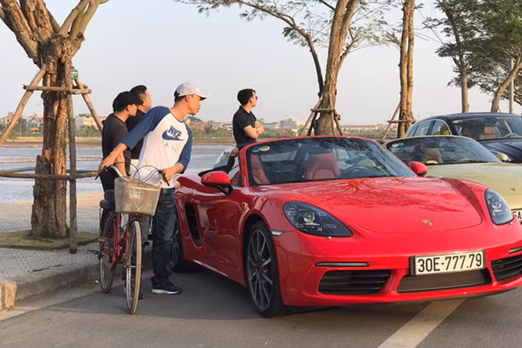 Porsche 718 Boxster bản tiêu chuẩn được trang bị động cơ tăng áp 4 xy-lanh phẳng với dung tích 2.0 lít, sản sinh công suất tối đa 295 mã lực và mô-men xoắn cực đại 380 Nm. Khi kết hợp cùng hộp số sàn 6 cấp, nó chỉ mất 5,1 giây để tăng tốc từ 0-100 km/h. Con số tương ứng với hộp số tự động ly hợp kép PDK là 4,9 giây. Xe đạt vận tốc tối đa 275 km/h.