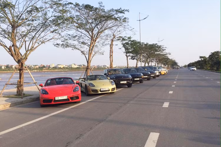 Hiếm khi có thể bắt gặp nhiều chiếc xe sang Porsche thể thao của những người chơi tập trung cùng lúc tại Hà Nội. Chính vì thế, khi dàn xe Porsche của những khách hàng phía Bắc bất ngờ xuất hiện đã khiến những người đam mê xe tại Thủ đô không khỏi ngỡ ngàng và thích thú.