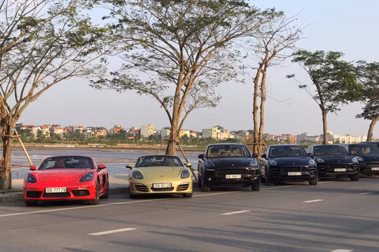 Bên cạnh đó, cũng phải nói tới dàn xe Porsche Macan màu đen xếp cạnh nhau, tạo hình ảnh khá ấn tượng. Theo thông tin từ nhà sản xuất, Porsche Macan sở hữu khối động cơ 4 xy-lanh, thẳng hàng, dung tích 2.0 lít, có công suất 237 mã lực tại vòng tua 5.000-6.800 vòng/phút và mô-men xoắn cực đại 350 Nm tại vòng tua từ 1.500-4.500 vòng/phút.