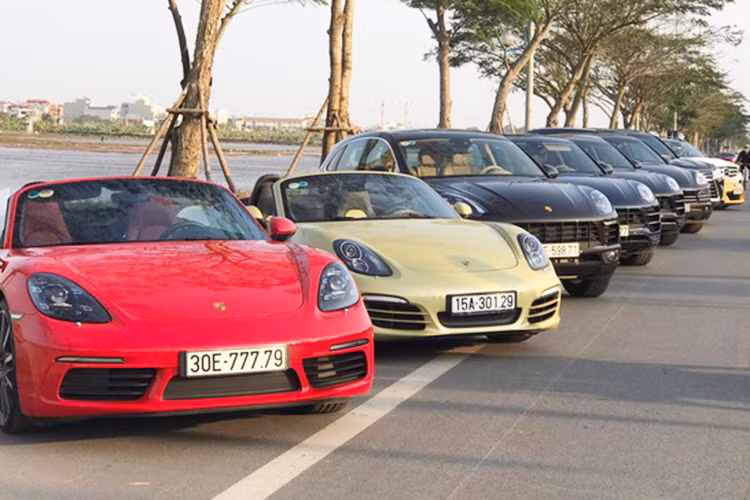 Xe sử dụng động cơ 6 xy-lanh phẳng, dung tích 2,7 lít với công suất tối đa 315 mã lực và kết hợp cùng hộp số sàn 6 cấp hoặc ly hợp kép PDK 7 cấp. Nhờ đó, Porsche Boxster S có thể tăng tốc từ 0-100 km/h trong 4,7 giây.