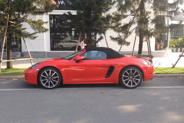 Thân xe với ba hốc gió trước cũng được tinh chỉnh lại, trong đó, hai hốc gió bên hông được trang bị thêm một thanh ngang. Khe gió bên sườn và tay nắm cửa cũng được thiết kế lại. Đuôi xe nổi bật với cụm đèn hậu dạng LED 3 chiều và thanh ngang trên đuôi xe, đi kèm dòng chữ "Porsche".