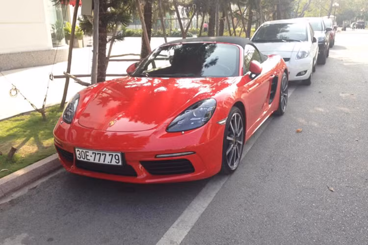 Chiếc Porsche 718 Boxster thế hệ thứ 3 với nhiều thay đổi mạnh mẽ ở ngoại thất như bộ cánh màu đỏ, đèn pha Bi-Xenon thiết kế mới... Dãy đèn LED chiếu sáng ban ngày vẫn được tích hợp trên mép hai hốc gió trước như các phiên bản 981 nhưng nhỏ gọn và sắc sảo hơn.