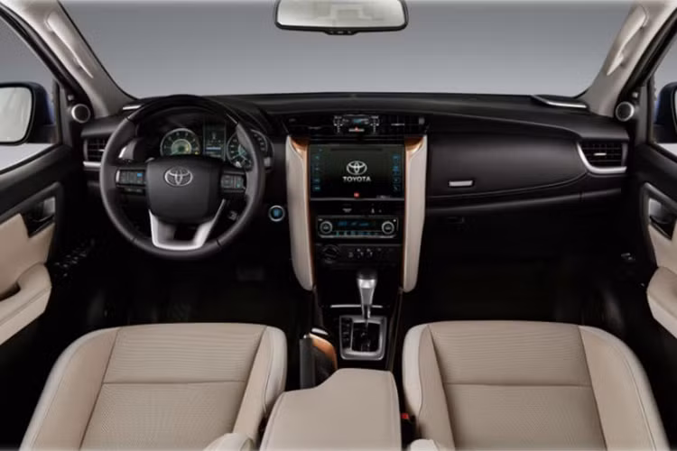 Bên trong nội thất của mẫu xe Fortuner Diamond mới được trang bị bọc da sang trọng Luxury, dàn âm thanh cao cấp JBL với 10 loa và loa siêu trầm. Chìa khóa có thêm tên Diamond” và trang trí 2 tông màu trắng-vàng để phân biệt với các phiên bản thông thường.