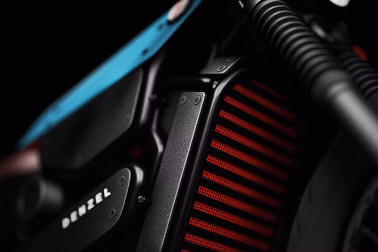 Bộ phận tản nhiệt phía trước lớn và hấp thụ không khí làm mát tốt hơn. Ngoài ra, xe chỉ nặng 70 kg khiến việc điều khiển trở nên dễ dàng.