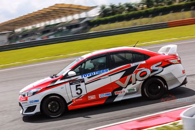 Tiếp đến là cánh gió đuôi cỡ lớn và bộ vành hợp kim đa chấu có đường kính 15 inch tương tự loại trên bản 1.5G. Tuy nhiên, bộ vành của Toyota Vios Sports Edition 2017 được sơn màu đen thay vì phối 2 màu như loại của bản 1.5G. Chưa hết, trên Toyota Vios Sports Edition 2017 còn xuất hiện những họa tiết màu đen và đỏ, theo phong cách xe đua.