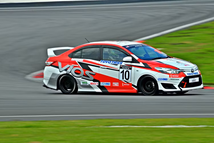 Những trang bị khác của Toyota Vios Sports Edition 2017 vẫn giống phiên bản thường như đèn pha Halogen, dải đèn LED định vị ban ngày, đèn sương mù sau, tính năng mở cửa không cần chìa khóa,... khởi động máy bằng nút bấm, đầu CD/radio với Blueooth, dàn âm thanh 4 loa, 2 túi khí và hệ thống cân bằng điện tử. 