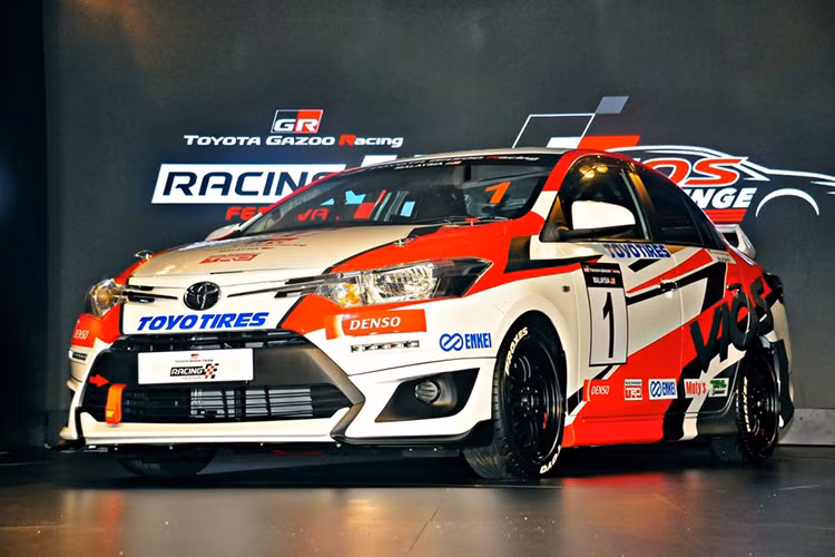 Toyota Vios Sports Edition 2017 được phát triển dựa trên bản trang bị 1.5J tiêu chuẩn tại thị trường Malaysia. Qua những hình ảnh ít ỏi do Toyota tung ra, có thể thấy Vios Sports Edition 2017 được bổ sung bộ body kit mới, mang đến thiết kế hầm hố và đậm chất thể thao hơn.