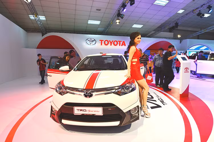 Tại triển lãm Bangkok 2017 diễn ra vào cuối tháng 3 năm nay, hãng xe Toyota đã chính thức vén màn Vios phiên bản cải tiến với thiết kế mới mẻ tại thị trường Thái Lan. Trong khi đó, ở thị trường Malaysia, Toyota Vios 2017 mới không được thay đổi nhiều ở thiết kế mà chỉ nâng cấp trang bị.