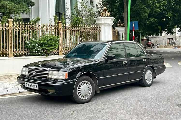 Mới đây, trên mạng xã hội đã lan truyền hình ảnh 1 chiếc xe Toyota Crown đời cũ, đỗ trước 1 biệt thự ở Hà Nội với tâm điểm của mọi sự chú ý chính là, chiếc biển số mà mẫu sedan được mệnh danh ở Việt Nam là "xe bộ trưởng" Toyota Crown đeo siêu biển 51K-888.88.