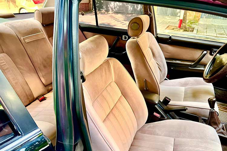 Cung cấp sức mạnh cho chiếc Toyota Crown đời 1993 động cơ 6 cyl thẳng hàng (I6) dung tích 3.0L hút khí tự nhiên (2JZ), DOHC, cho công suất 223 mã lực tại 4.800 vòng/phút, mô-men xoắn đực đại 280Nm tại 5.800 vòng/phút.
