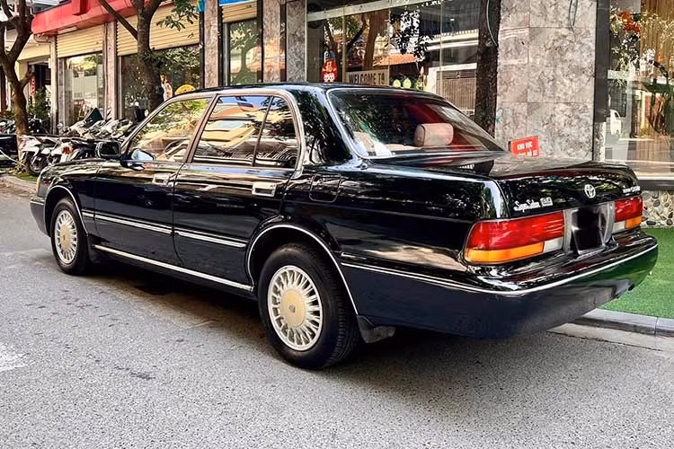 Mẫu xe sang Toyota Crown đeo siêu biển hơn 15 tỷ này là dòng sedan full-size cỡ lớn nổi tiếng, đồng thời là một trong những mẫu xe lâu đời nhất của hãng Toyota khi ra đời từ năm 1955. Hiện tại, Toyota Crown đã bước sang thế hệ thứ 15 với thiết kế hiện đại mang kích thước lớn hơn, sang hơn bao giờ hết.