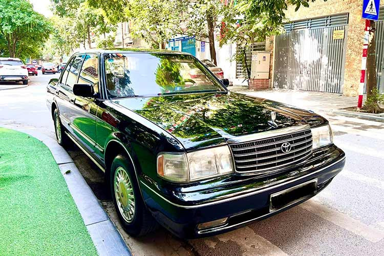 Mặc dù trông khá “cổ lỗ sĩ”, nhưng nội thất của những chiếc Toyota Crown đời cũ vẫn toát lên vẻ đẹp sang trọng với các chi tiết nội thật được thiết kế đơn giản nhưng tinh tế, sử dụng vật liệu da và nỉ cao cấp được bọc trên ghế ngồi hay táp-pi cửa.