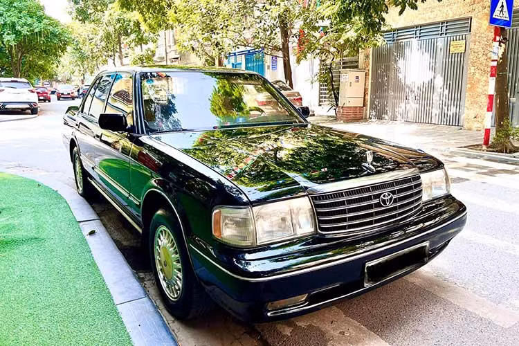 Mặc dù trông khá “cổ lỗ sĩ”, nhưng nội thất của những chiếc Toyota Crown đời cũ vẫn toát lên vẻ đẹp sang trọng với các chi tiết nội thật được thiết kế đơn giản nhưng tinh tế, sử dụng vật liệu da và nỉ cao cấp được bọc trên ghế ngồi hay táp-pi cửa.