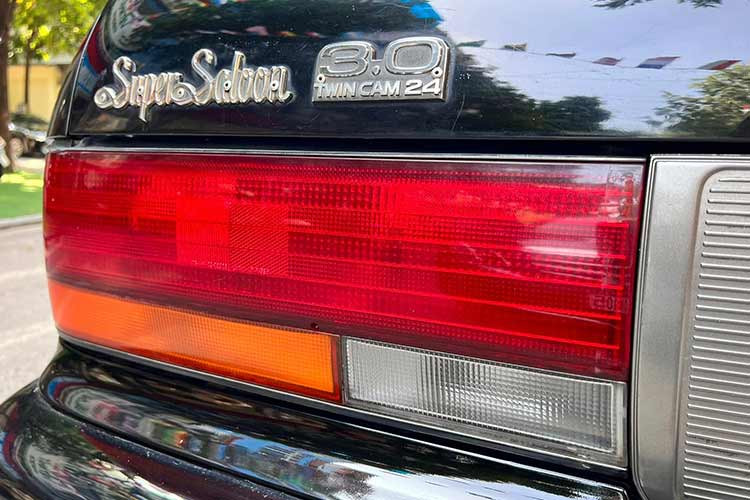 Hiện tại, những chiếc Toyota Crown được sản xuất thập niên 1990 vẫn được nhiều tay chơi tại Việt Nam tìm mua để sưu tầm, tùy thuộc vào phiên bản và độ chất của xe mà xe có giá bán giao động trong khoảng 180 – hơn 350 triệu đồng.