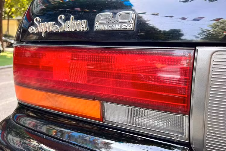 Hiện tại, những chiếc Toyota Crown được sản xuất thập niên 1990 vẫn được nhiều tay chơi tại Việt Nam tìm mua để sưu tầm, tùy thuộc vào phiên bản và độ chất của xe mà xe có giá bán giao động trong khoảng 180 – hơn 350 triệu đồng.