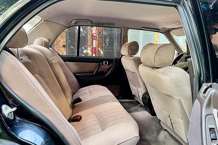 Tại quê nhà Nhật Bản, cùng với dòng xe sedan đầu bảng – Century, Toyota Crown là dòng xe cũng gắn liền với những yếu nhân, những người có địa vị cao trong xã hội Nhật. Trong danh mục sản phẩm sedan của hãng xe Toyota, dòng sedan Crown được định vị cao hơn dòng Avalon và thấp hơn so với dòng Century.