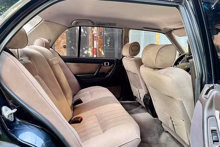 Tại quê nhà Nhật Bản, cùng với dòng xe sedan đầu bảng – Century, Toyota Crown là dòng xe cũng gắn liền với những yếu nhân, những người có địa vị cao trong xã hội Nhật. Trong danh mục sản phẩm sedan của hãng xe Toyota, dòng sedan Crown được định vị cao hơn dòng Avalon và thấp hơn so với dòng Century. 