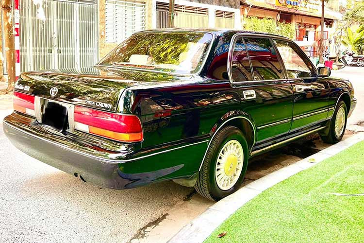 Sức mạnh được truyền xuống cầu sau (RWD) thông qua hộp số sàn 5 cấp hoặc tự động 4 cấp ở những phiên bản lắp hộp số tự động. Ngoài ra, Toyota Crown thập niên 1990 còn rất nhiều phiên bản động cơ khác như dầu dung tích 2.4L và xăng dung tích 2.5 và 2.0L.