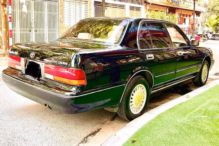 Sức mạnh được truyền xuống cầu sau (RWD) thông qua hộp số sàn 5 cấp hoặc tự động 4 cấp ở những phiên bản lắp hộp số tự động. Ngoài ra, Toyota Crown thập niên 1990 còn rất nhiều phiên bản động cơ khác như dầu dung tích 2.4L và xăng dung tích 2.5 và 2.0L.