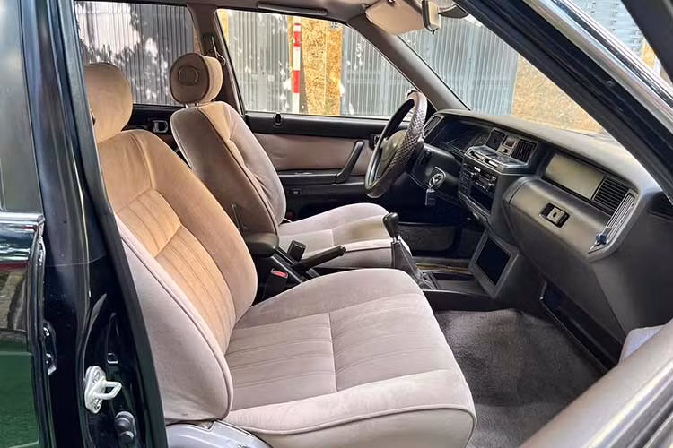 Toyota Crown là dòng sedan mang tính biểu tượng đại diện có giá trị và chất lượng của xe Nhật Bản. Tại Việt Nam, trước đây Toyota Crown được đưa nước về nước khá nhiều chủ yếu để làm xe công vụ, phục vụ làm xe ngoại giao hay đưa đón “VIP” và cán bộ cấp cao.