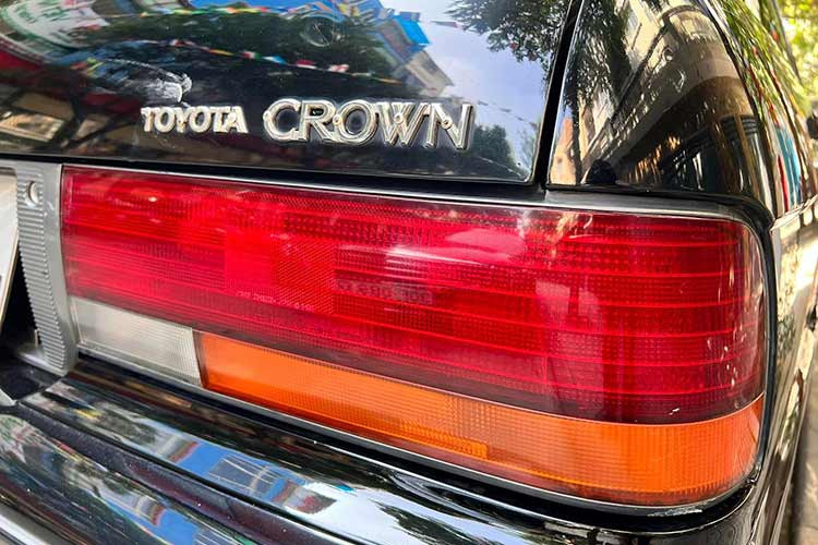 Những chiếc Toyota Crown thế hệ cũ cho đến nay vẫn được nhiều người yêu thích bởi kích thước rộng rãi, thiết kế hình dáng hộp cổ điển mang một nét quyến rũ lịch lãm rất riêng, hằn sâu giá trị xưa cũ, lưu giữ hình ảnh sedan sang trọng một thời của Nhật Bản.