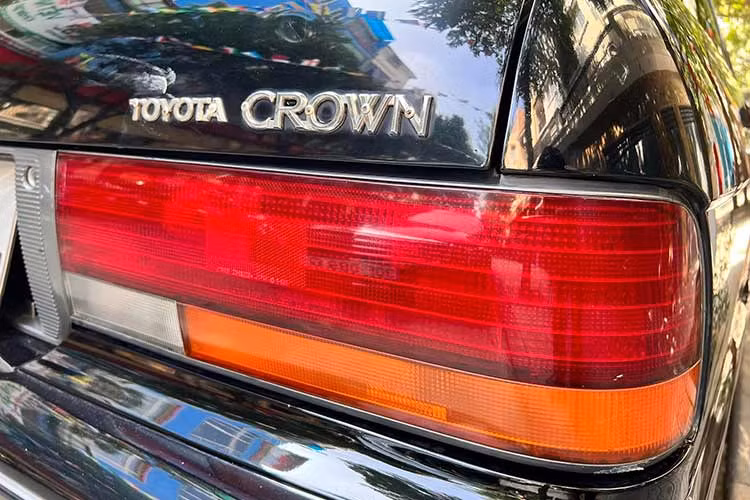 Những chiếc Toyota Crown thế hệ cũ cho đến nay vẫn được nhiều người yêu thích bởi kích thước rộng rãi, thiết kế hình dáng hộp cổ điển mang một nét quyến rũ lịch lãm rất riêng, hằn sâu giá trị xưa cũ, lưu giữ hình ảnh sedan sang trọng một thời của Nhật Bản. 