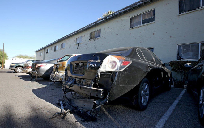 Nắng nóng kỷ lục tại Arizona (Mỹ) tháng 7/2018 đã làm rất nhiều ôtô biến dạng. Nhiệt độ ngoài trời có lúc lên tới 51 độ C dường như làm mọi thứ tan chảy. Ảnh: express.co.